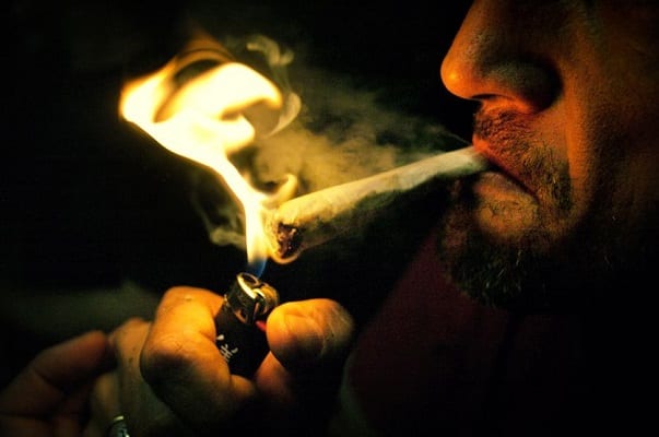 adulte-allume-cigarette-cannabis