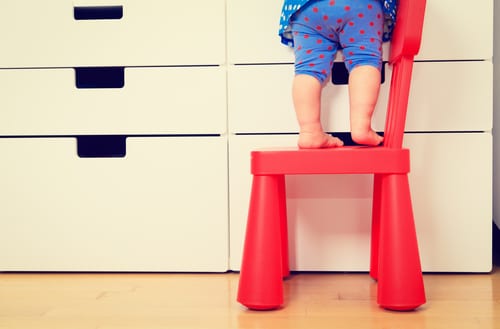 bebe-danger-grimpe-chaise-