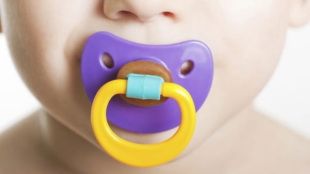 bebe-sucette-bouche