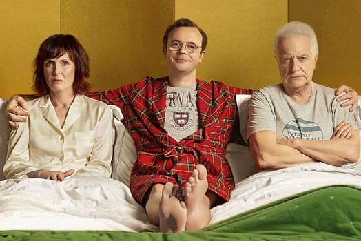 enfant-adulte-assis-milieu-parents