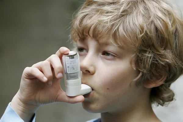 enfant-asmathique-utilise-inhalateur