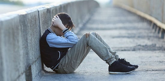 enfant-isole-triste