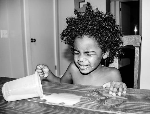 enfant-pleure-verre-lait-renverse