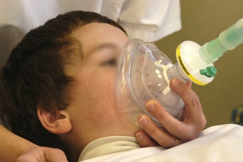enfant-porte-masque-nasal-sedation