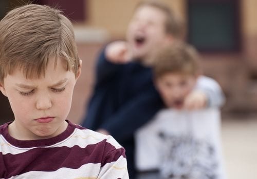 enfant-provoque-autres-enfants-ecole