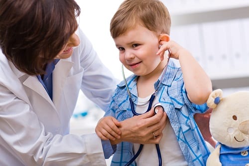 enfant-recoit-examen-physique-medecin