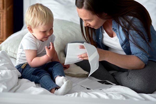 enfant-regarde-images-echographie-frere