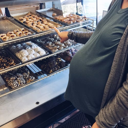 femme-enceinte-ayant-envie-patisserie