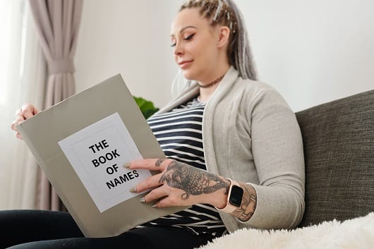 femme-lisant-livre-noms