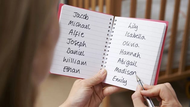 femme-note-liste-prenom-carnet