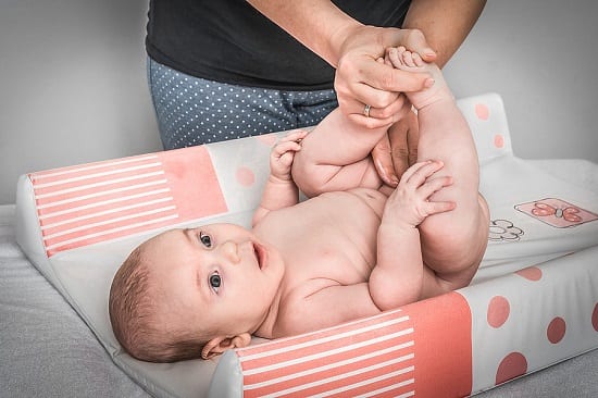 maman-inspecte-organe-genital-bebe