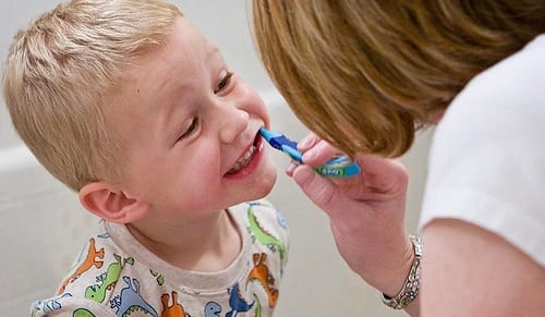 mere-brosse-dents-fils