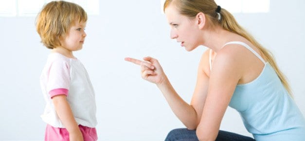 mere-parle-fermete-petit-enfant