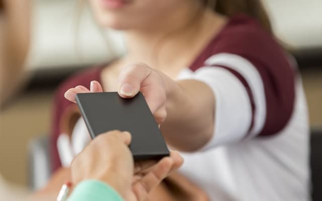 mere-prend-telephone-fille-adolescente-