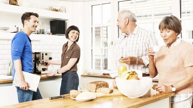parents-enfants-adultes-souriants-cuisine