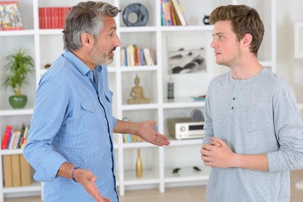 pere-discussion-enfant-jeune-adulte