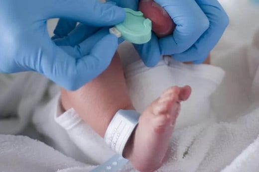 prelevement-sang-pied-bebe-