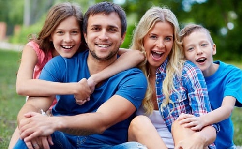 famille-heureuse-nature