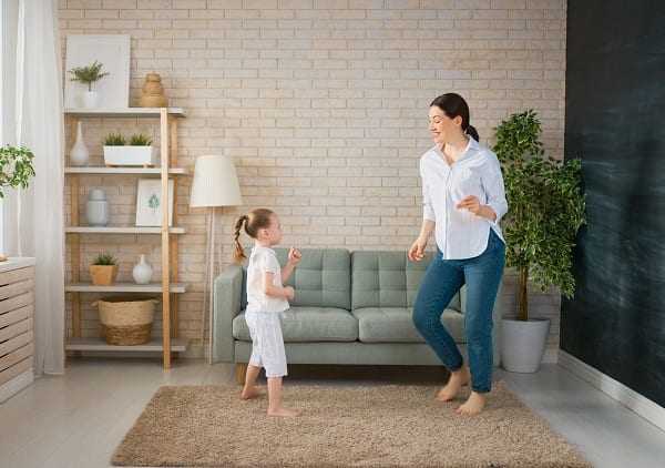 maman-danse-petite-fille-maison