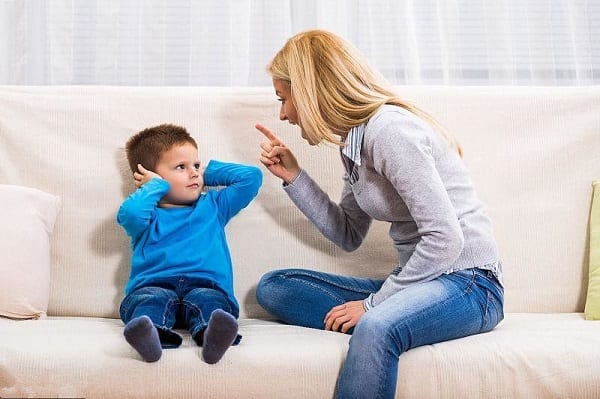 mere-crie-enfant-desobeissant