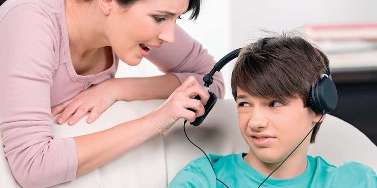 mere-enleve-casque-audio-enfant