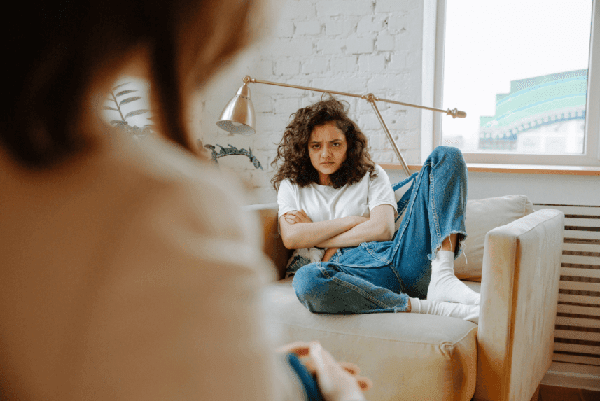 mere-parle-fille-adolescente-rebelle