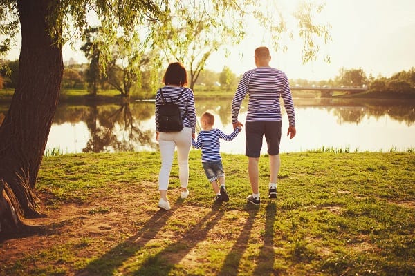 parents-enfant-promenade-parc