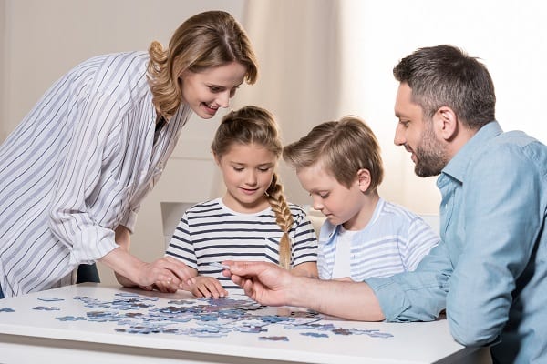 parents-enfants-jouent-puzzle