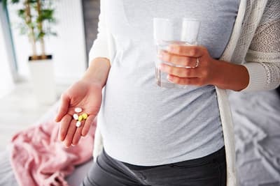 Femme-enceinte-prenant-medicaments