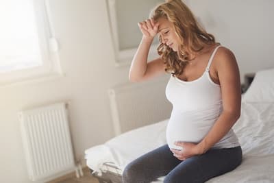 Femme-enceinte-souffre-maux-tete