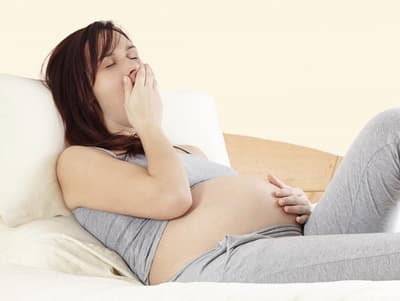 femme-enceinte-allongee-dos-baille