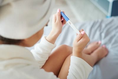 femme-tient-test-grossesse-mains