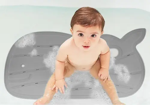 bebe-assis-tapis-bain-antiderapant