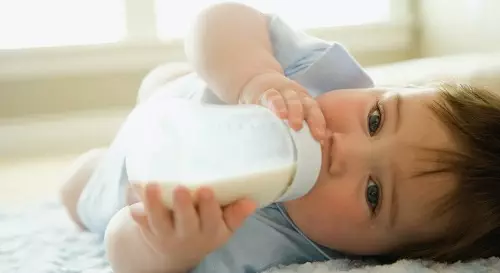 bebe-boit-lait
