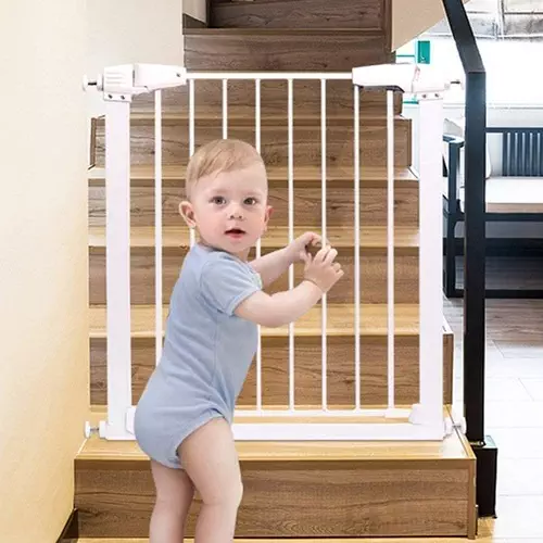 bebe-debout-barriere-securite-escalier