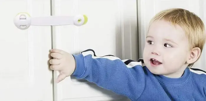 bebe-essaie-ouvrir-placard-serrure