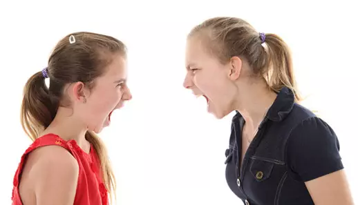 deux-soeurs-adolescentes-se-disputent