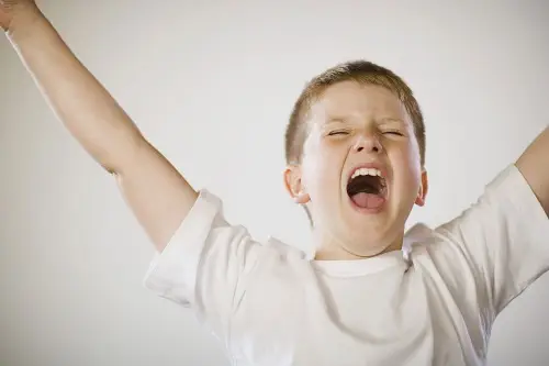 enfant-atteint-TDAH-hurle
