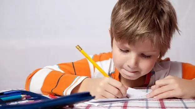 enfant-entrain-ecrire-se-distraire