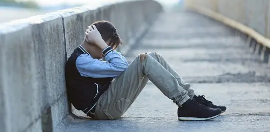 enfant-isole-triste