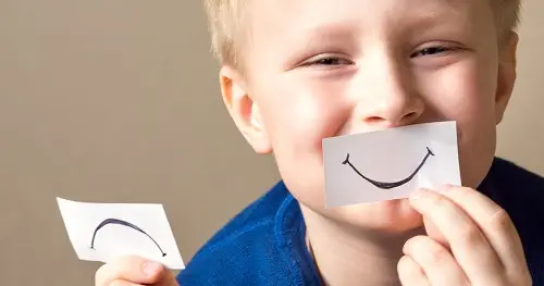 enfant-sourit-pense-positivement