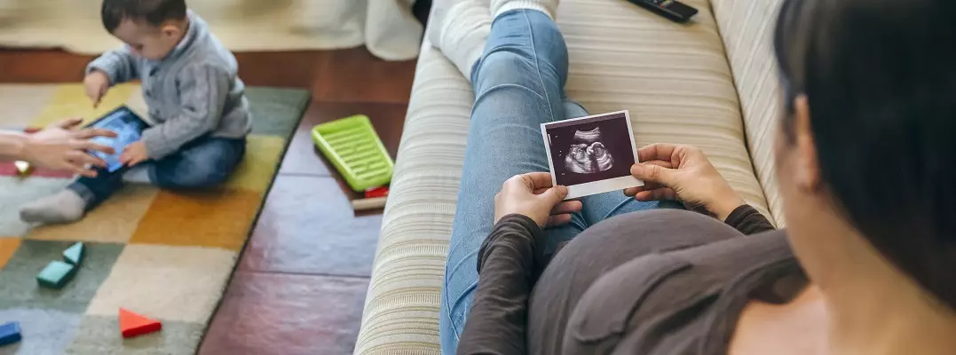 femme-enceinte-regarde-echographie-bebe