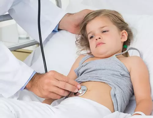 medecin-examine-enfant-atteint-appendicite