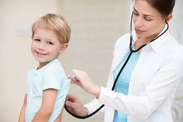 medecin-examine-enfant-stethoscope
