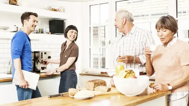 parents-enfants-adultes-souriants-cuisine